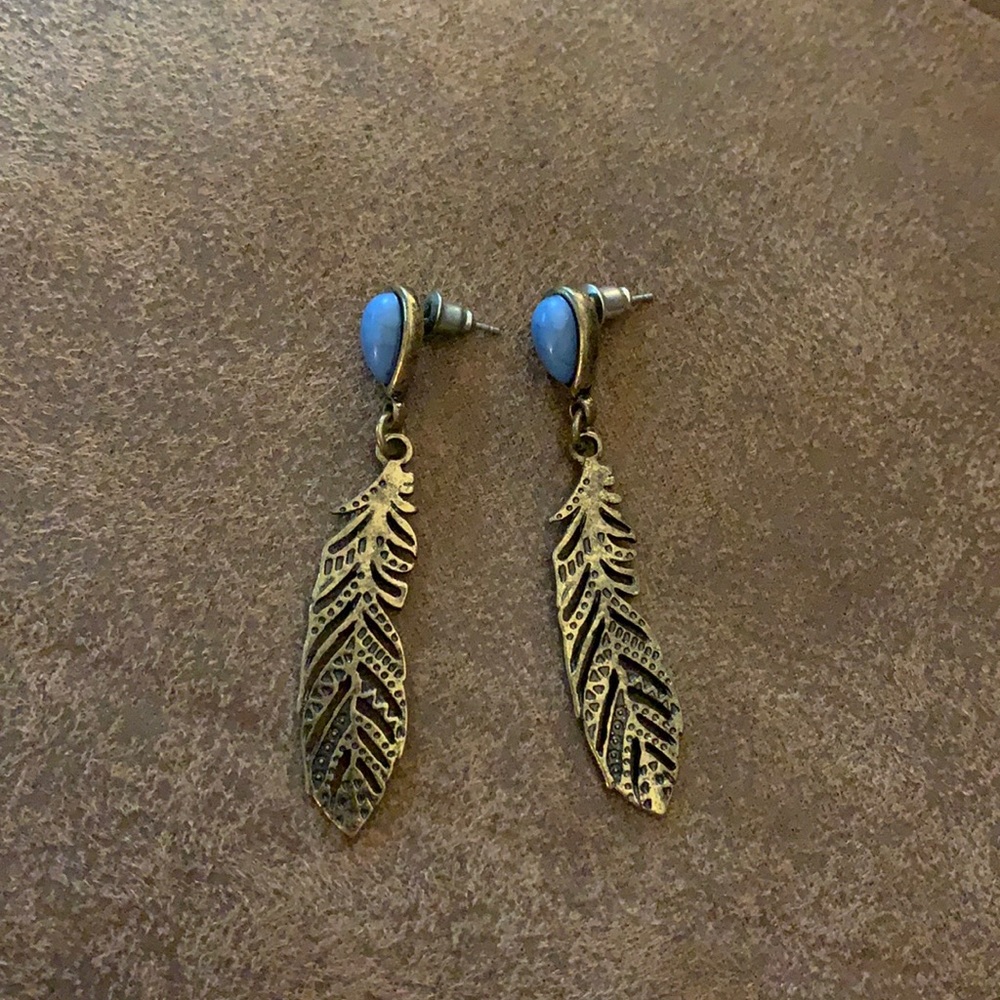 Blue pendant and feather earrings